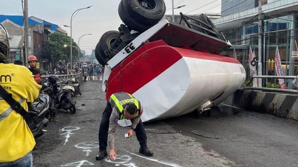 Truk Tangki Tetes Tebu Kecelakaan di Kota Malang, 3 Pengendara Motor Jadi Korban