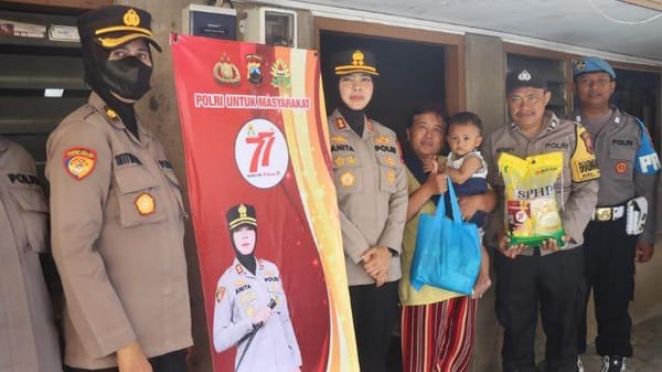 Peringati Hari Jadi ke-77, Polwan Polres Magelang Kota Salurkan Bansos di Kampung Semplon