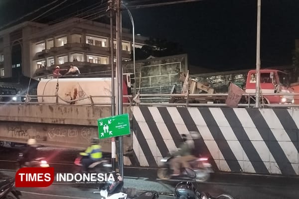 Truk Terguling di Fly Over Mergosono Kota Malang Gandengan Terlepas 4 Orang Terluka