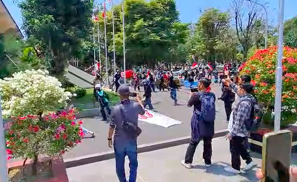 Demo Ricuh di Pekalongan, Demonstran Rusak dan Bakar Gedung DPRD
