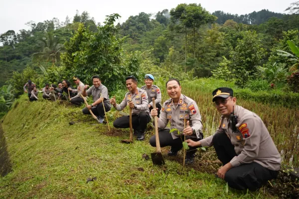 Polresta dan PWI Banyumas Tanam 80 Bibit Pohon di Lereng Gunung Slamet
