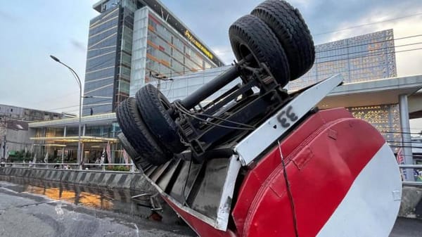 Truk Tangki Gandeng Terlepas di Fly Over Kota Malang Tetes Tebu Berserakan di Jalanan