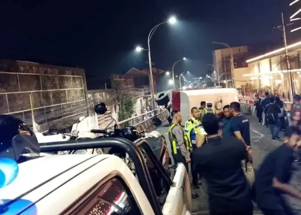 Pasca Laka Polisi Ungkap Penyebab Truk Tetes Tebu Terguling di Flyover Malang