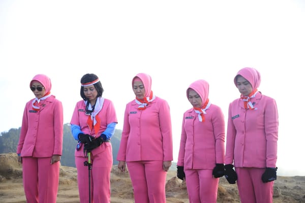 Ketua Bhayangkari Jabar Jadi yang Pertama Tancap Puncak Gunung Ciremai