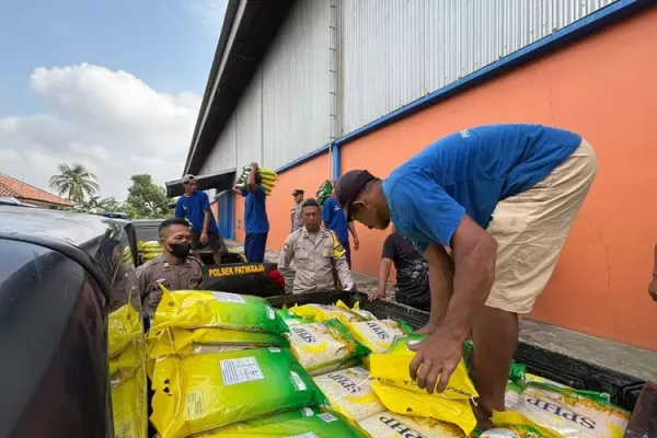 Stabilkan Ekonomi Rakyat, Polresta Banyumas dan Bulog Bagikan Beras SPHP ke Warga