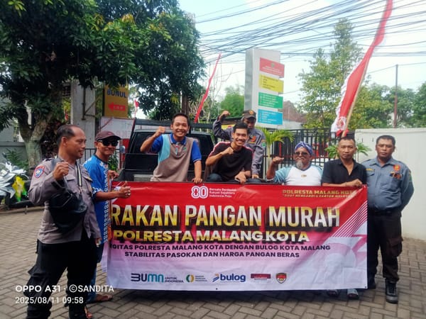 Bhabinkamtibmas Awasi Penyaluran Beras di Gerakan Pangan Murah Polresta Malang Kota