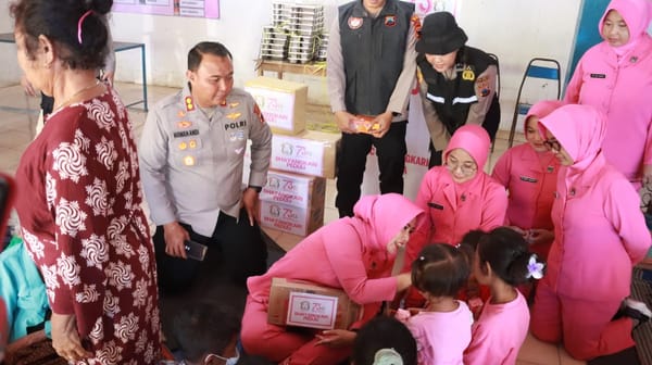 Peduli Sesama, Kapolres Blora Berikan Bantuan untuk Korban dan Relawan Kebakaran