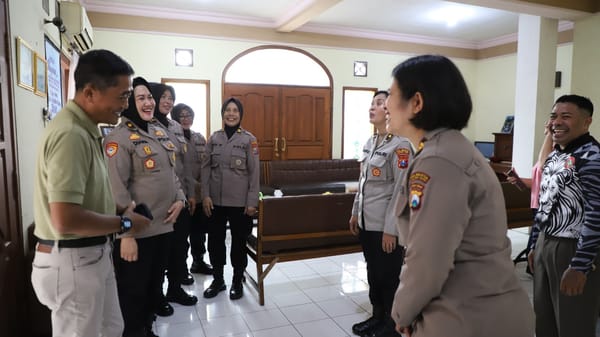 Aksi Toleransi Polwan Malang Kota di HUT ke-77, Sapu Tempat Ibadah