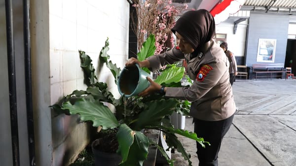 Sambut HUT ke-77, Polwan Malang Kota Tebar Kepedulian Lewat Bakti Sosial dan Religi