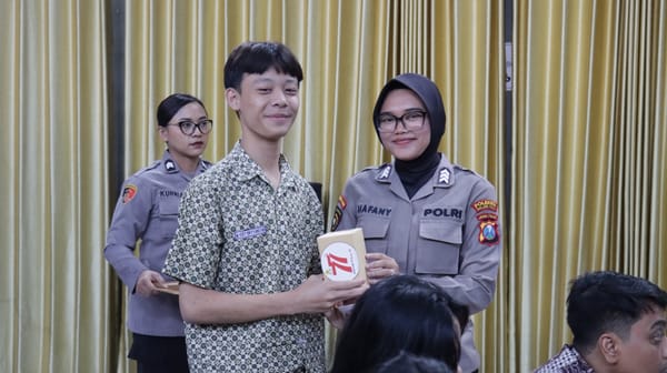 Peringati HUT ke-77, Polwan Gelar Aksi Sosial “Rise and Speak” di Malang