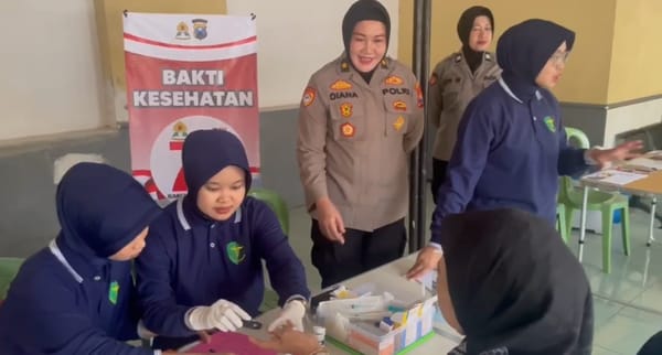 Lansia di Malang Kota Nikmati Layanan Kesehatan Gratis dari Polwan