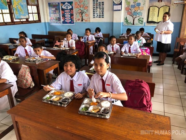 Peduli Gizi Anak, SPPG Polda Papua Bagikan 1.499 Porsi Makanan di Sekolah-Sekolah Jayapura