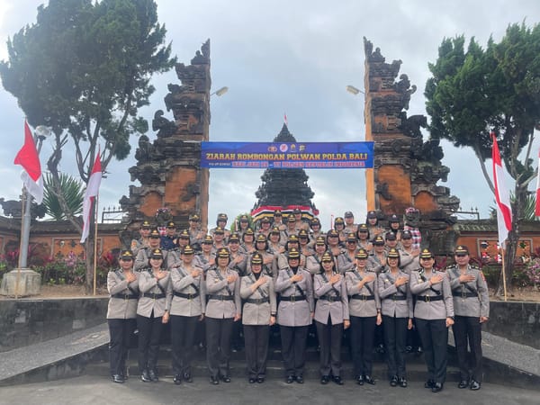 Polwan Polda Bali Melaksanakan Ziarah Dalam Rangka HUT Polwan ke-77 di TMP Pancakatirta Tabanan