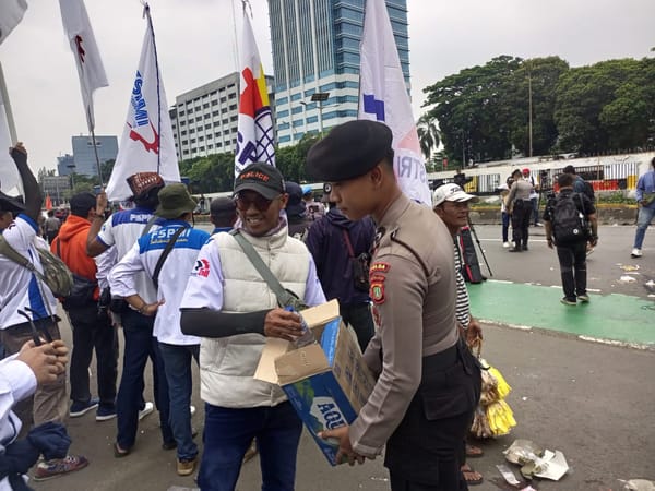 Massa Buruh Bubarkan Diri, Mahasiswa Datang – Polisi Pastikan Situasi Kondusif