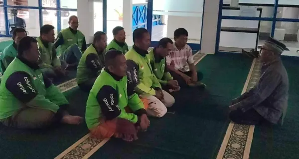 Tak Ikut Aksi, Ojol Karanganyar Pilih Gelar Salat Gaib untuk Affan Kurniawan