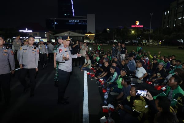 Doa Bersama untuk Affan, Ojol Jatim Bersatu dengan TNI-Polri Jaga Persatuan