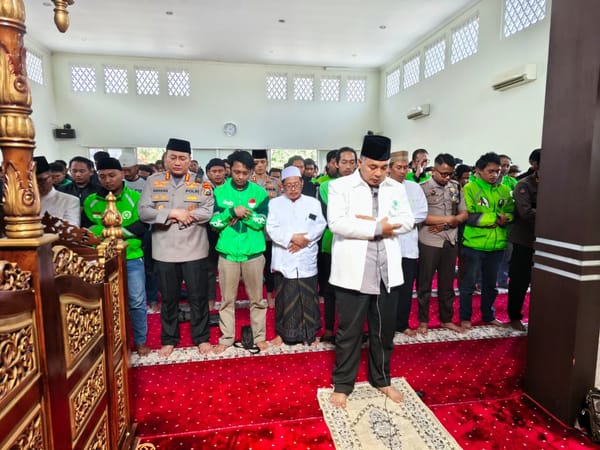 Polresta Malang Kota Bersama Komunitas Ojol dan Ulama Lakukan Sholat Ghoib