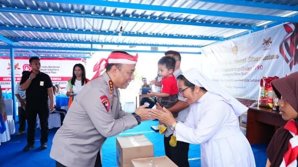 Wakapolri Salurkan Paket Bansos untuk Biarawati dan Lansia di Semarang