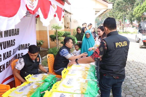 Peduli Kebutuhan Pokok, Polresta Banyumas Salurkan Beras Murah untuk Warga