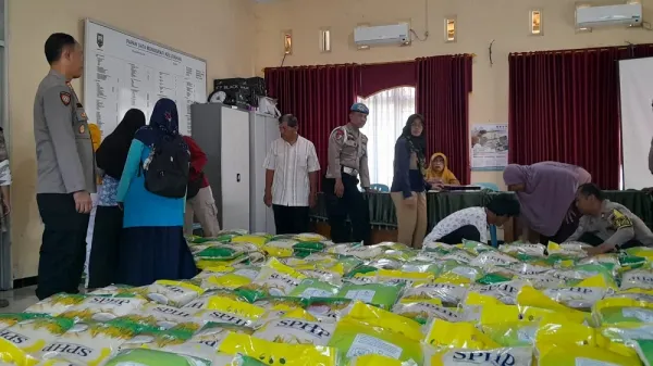 800 Sak Beras PSHP Didistribusikan Polsek Ungaran ke Warga Bandarjo