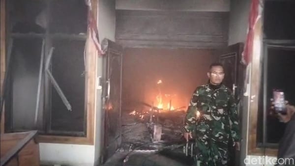 Massa Mengamuk di Brebes, Ruang DPRD Dibakar dan Polres Dirusak