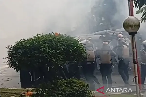 Polisi Bubarkan Massa Aksi di Kompleks Setda Banyumas