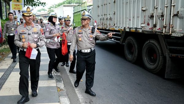 Sambut HUT ke-80 RI, Ditlantas Polda Jateng Bagikan 200 Bendera Merah Putih kepada Warga