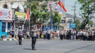 Detik Proklamasi, Polisi dan Pengendara di Malang Kompak Hormat Bendera