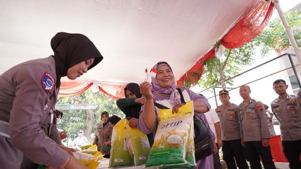 Polda Jateng Gelar Kick Off Gerakan Pangan Murah, Bagikan Bendera Merah Putih kepada Warga