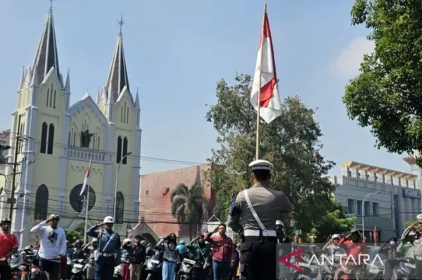 Unik! Polisi dan Warga Malang Hening di Tengah Kemacetan Saat Detik Proklamasi