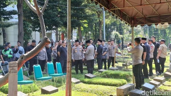 Turut Berduka, Kapolda Metro Hadiri Prosesi Pemakaman Affan Kurniawan