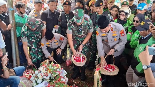 Kapolda Metro Jaya Tabur Bunga di Makam Affan Kurniawan, Tunjukkan Empati dan Duka