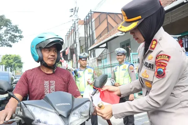 Polres Magelang Kota Ajak Warga Kibarkan Merah Putih, Bendera Dibagikan ke Pengendara