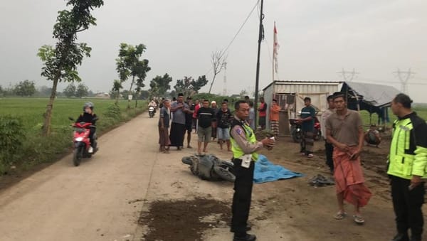 Detik-Detik Pemotor Wanita Tewas Tabrak Dump Truk di Pegandon