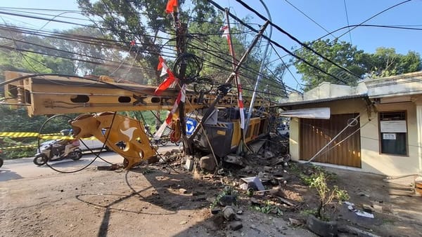 Truk Pengangkut Alat Berat Oleng, Hantam Rumah Warga di Gombel Lama Semarang