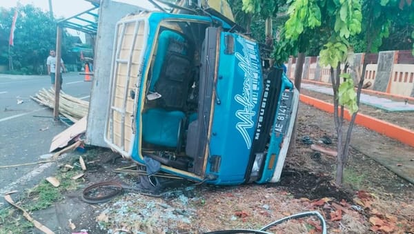Tragis! Truk Muatan Bambu Terguling di Sukoharjo, Sopir Tewas di Tempat