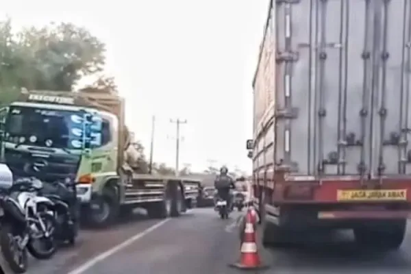 Rem Truk Trailer Blong, Dua Pengendara Motor Jadi Korban di Dekat Jembatan Tuntang