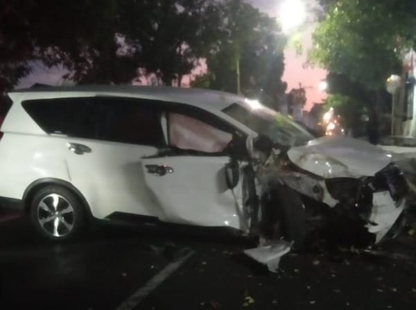 Kecelakaan di Klaten: Innova Tabrak Pohon dan Terpental di Jalan Andalas
