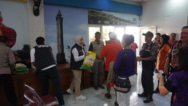 Polda Jateng Bagikan 1 Ton Beras untuk Mendukung Gerakan Pangan Murah