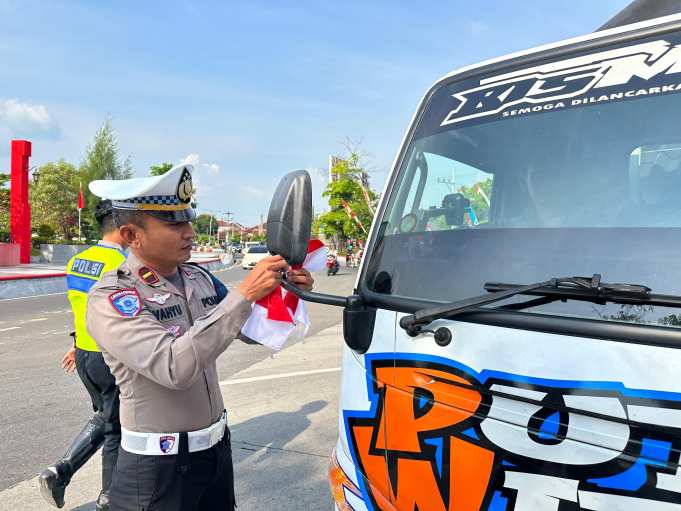 Sat Lantas Polres Grobogan Hentikan Truk untuk Bagikan Bendera Merah Putih, Bukan Razia!