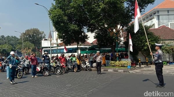 Hening di Jalanan Malang, Pengguna Jalan Berhenti Saat Detik-Detik Proklamasi