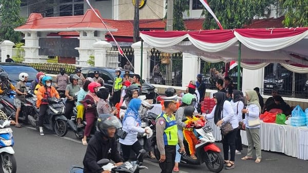 Aksi Sosial Emak-emak di Pati, 700 Nasi Bungkus Dibagikan dengan Pengawalan Polisi