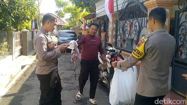Heboh Pakaian Dalam Wanita Berserakan di Jalan dan Pepohonan Gembong Pekalongan