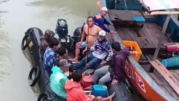Polisi Evakuasi 6 Pemancing Terombang Ambing Akibat Cuaca Buruk di Laut Demak