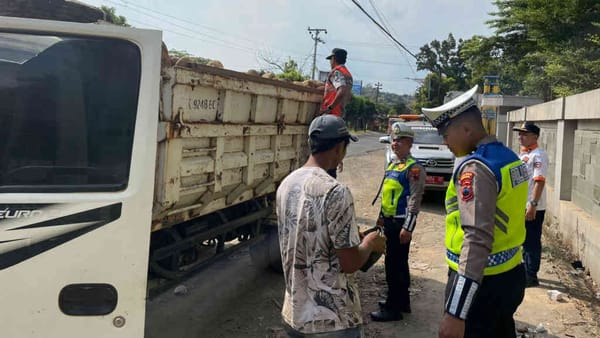 Polres Jepara Tindak Tegas Truk Tambang Tanpa Penutup, Warga Sambut Positif