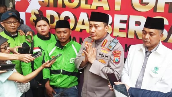 Bersama Komunitas Ojol, Polresta Malang Kota Doakan Affan Kurniawan Lewat Salat Gaib