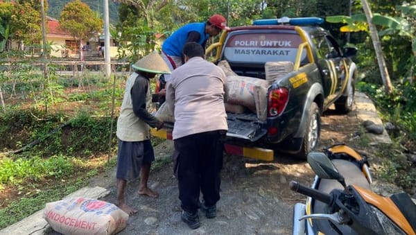 Perbaikan Jembatan Akses Sawah di Banjarnegara Didukung Pasokan Semen dari Polda Jateng