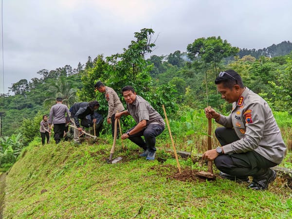 Polisi dan Wartawan Bersinergi Tanam Pohon di Baturraden