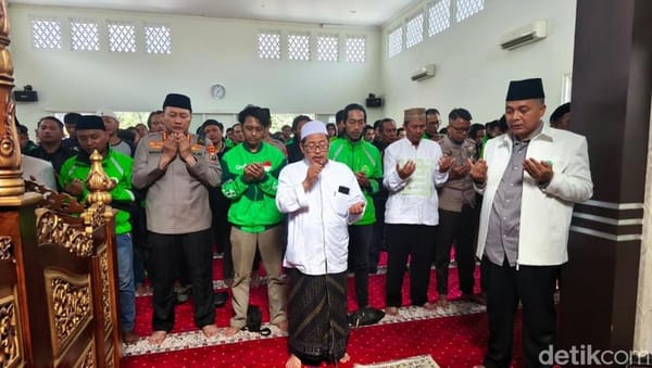 Bersama Driver Ojol, Kapolresta Malang Kota Doakan Affan Kurniawan Lewat Salat Gaib