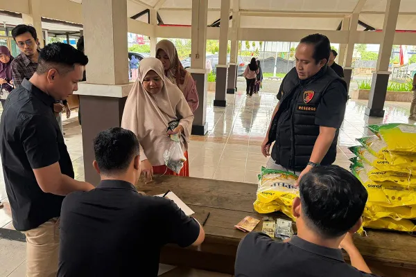 Satgas Pangan Polresta Banyumas dan Bulog Salurkan Beras SPHP ke Warga